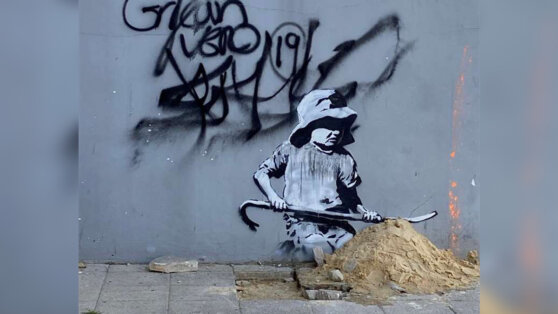 Рисунок Бэнкси продали вместе со стеной