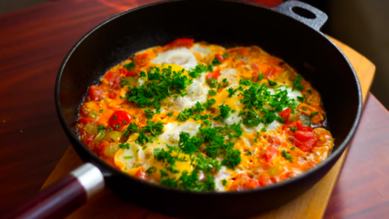 Вкусный завтрак: яичница с помидорами и сладким перцем