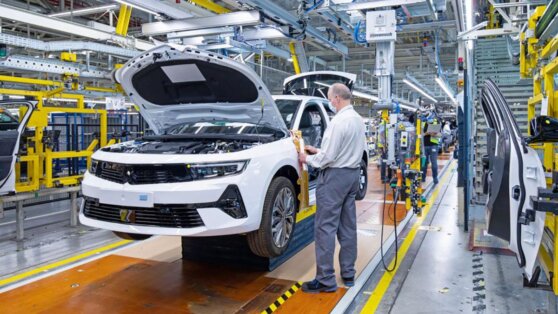 Запущено производство Opel Astra, которую привезут в Россию