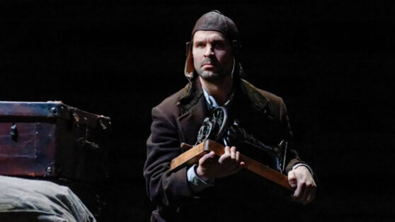 «Разрушаете магию»: актер раскритиковал зрителей с телефонами в театре