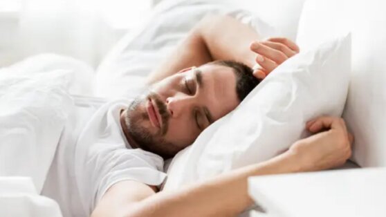 Почему спать без одежды лучше: мнение психолога