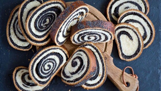 Как приготовить классический маковый рулет: простой рецепт