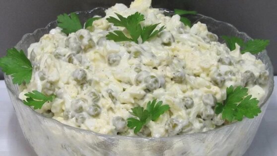 Салат «Чайка» с сыром, яйцами и горошком: простой рецепт