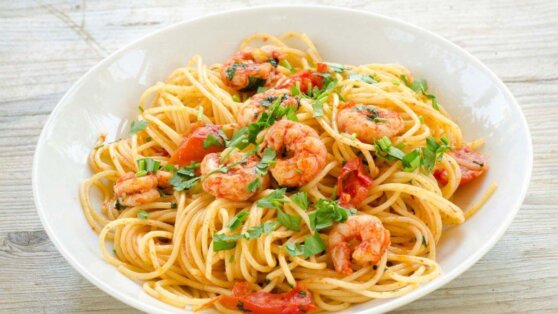 Вкусно и сытно: рецепт спагетти с креветками в сливочном соусе
