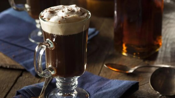 Пряный кофе со взбитыми сливками: простой рецепт