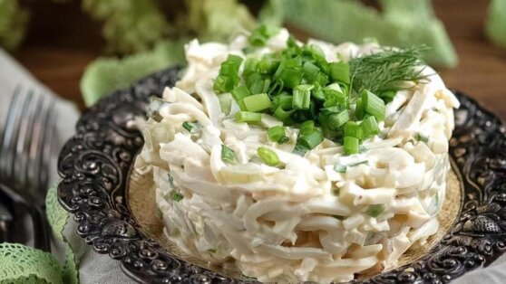 Салат с кальмарами и яйцом: простой пошаговый рецепт