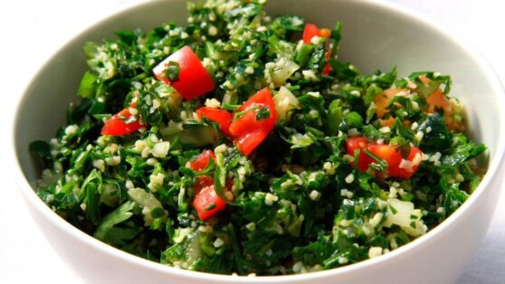 «Ливанский» салат с зеленью: пошаговый рецепт