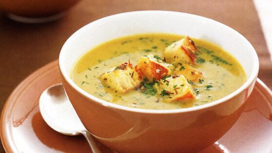 Просто и вкусно: легкий суп со сливками и зеленью