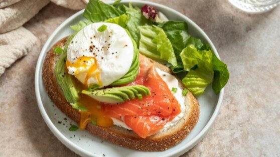 Рецепт для завтрака: тосты с авокадо, яйцом и красной рыбой