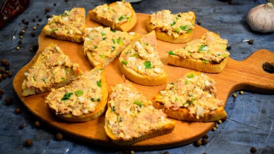 Вкусный завтрак: рецепт бутербродов с яйцом и тунцом