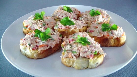 Бутерброды с крабовыми палочками: легкий рецепт