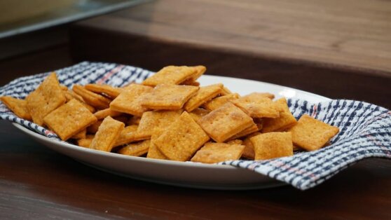 Вкусно и ароматно: рецепт хрустящих томатных крекеров