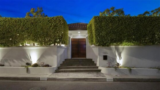 Звезда «Сумерек» выкупила бывший дом Милы Кунис