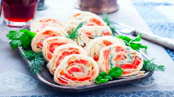 Сытный завтрак: рулетики из лаваша с красной рыбой