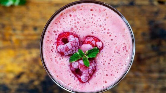 Смузи из персика и малины: быстро и вкусно
