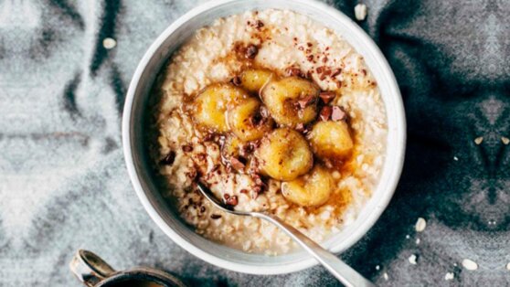 Вкусный завтрак: шоколадная овсянка с бананами