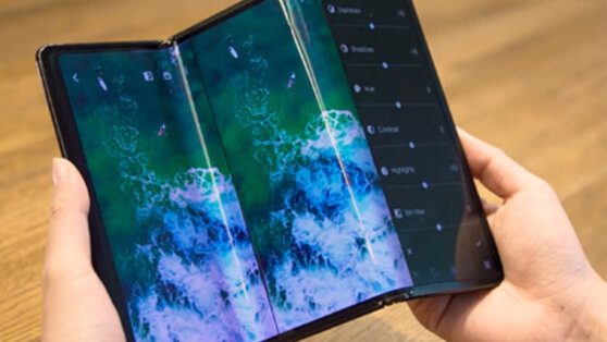 Компания TCL показала складывающийся в обе стороны смартфон Компания TCL показала складывающийся в обе стороны смартфон