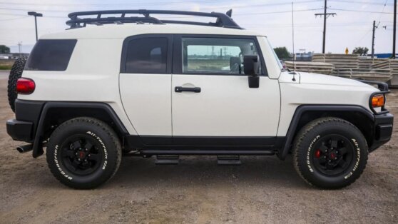 На продажу выставили необычный 14-летний Toyota FJ Cruiser