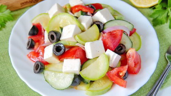 Рецепт греческого салата с цукини и помидорами