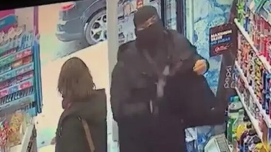 Женщина набросилась на грабителя и спасла магазин