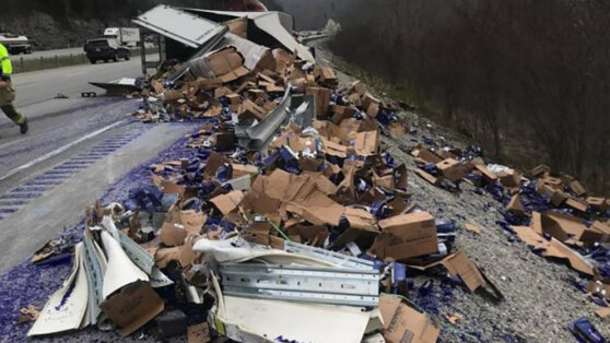 Грузовик засыпал дорогу бутылками пива