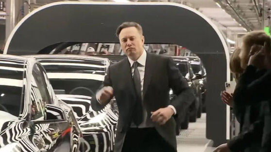 Илон Маск выполнил обещание и станцевал перед телекамерами