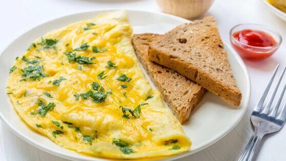 Сытный завтрак: рецепт омлета на сметане