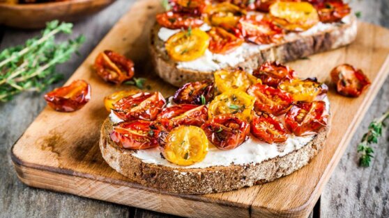 Брускетта с вялеными томатами: пошаговый рецепт