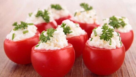 Вкусно и сытно: помидоры черри с творожным сыром