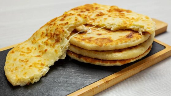 Сытный завтрак: лепешки с сыром на сковороде
