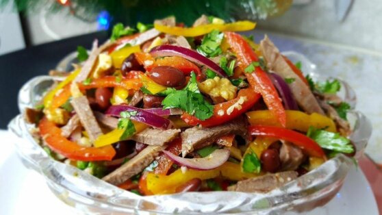 Вкусно и аппетитно: рецепт теплого салата с говядиной и болгарским перцем