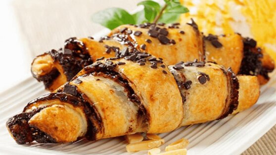 Вкусный завтрак: шоколадные круассаны