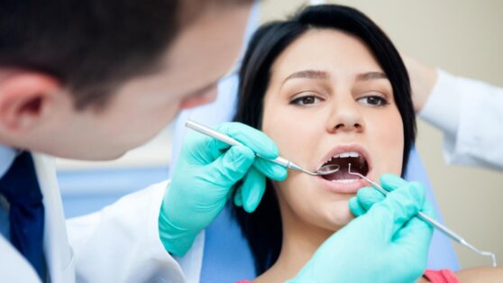 Стоматолог назвала портящие зубы привычки