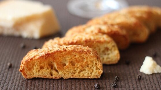 Как приготовить бискотти с пармезаном и черным перцем
