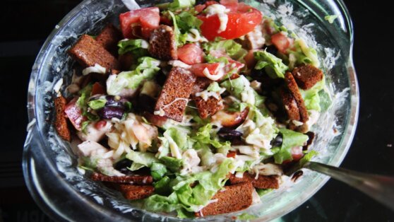 Рецепт весеннего салата с куриной грудкой