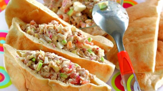 Рецепт салата с тунцом в питах