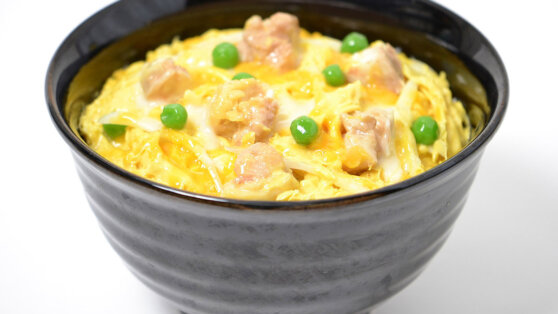 Оякодон: омлет по-японски с рисом и курицей