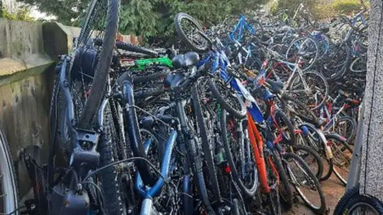 Устроенная британцем свалка велосипедов стала видна из космоса