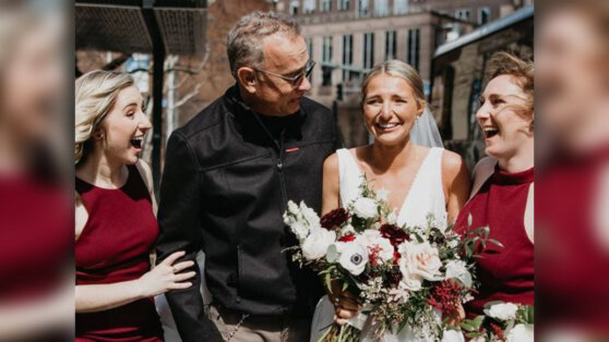 Том Хэнкс опять влез в кадр на чужой свадьбе