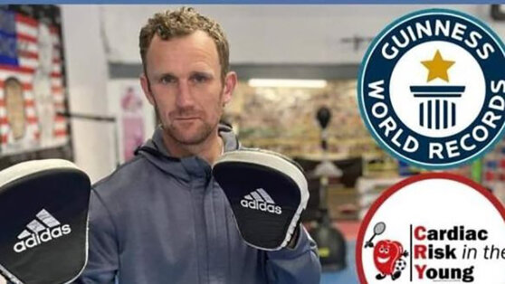 Тренер продержал боксерские лапы 500 раундов подряд