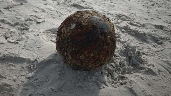 В США на пляже нашли пушечное ядро XVII века