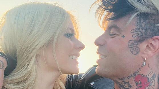 Аврил Лавин объявила о третьей помолвке и похвасталась кольцом Аврил Лавин объявила о третьей помолвке и похвасталась кольцом