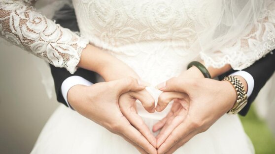 Жених выгнал мать со свадьбы из-за платья невесты