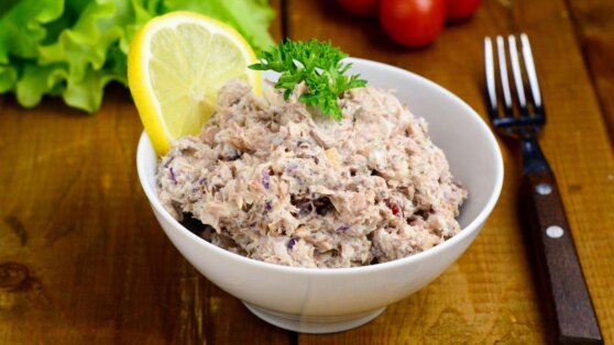 Как приготовить салат из консервированной печени трески с яйцами