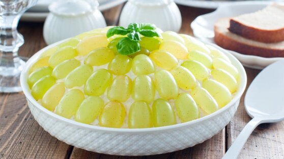 Вкусно и быстро: рецепт салата «Тиффани» с виноградом