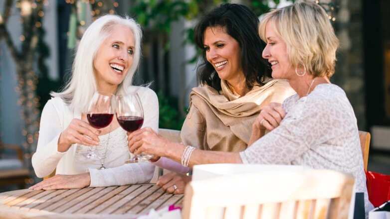 Женщины с вином