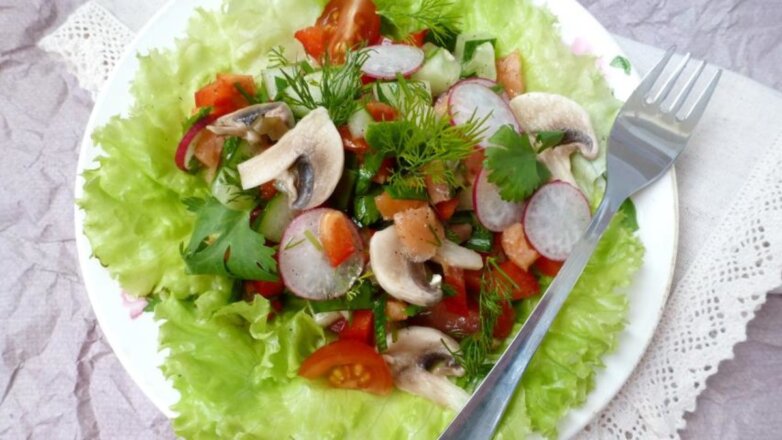 Салат с овощами и семгой