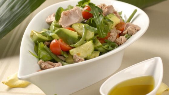 Рецепт овощного салата с консервированным тунцом