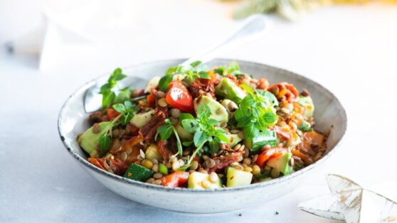 Как приготовить салат из чечевицы с запеченными перцами и базиликом