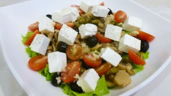 Рецепт салата с шампиньонами, маслинами и фетой